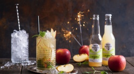 Musujące Jabłko na karnawał Styl życia, LIFESTYLE - Lekki, orzeźwiający, musujący i kusząco owocowy ? idealny drink karnawałowy. Prosty w przygotowaniu, zaskoczy soczystym, doskonale zbalansowanym smakiem. W propozycji Braci Sadowników słodycz jabłka łączy się ze świeżością agrestu, a całość przełamuje ziołowa nuta szałwii.