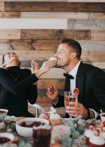 TOP 5 PREZENTÓW NA WALENTYNKI Styl życia, LIFESTYLE - Walentynki ? najbardziej romantyczny dzień w roku! Już na kilkanaście dni przed 14-tym lutego w każdej witrynie sklepowej można spotkać różowo-czerwone dekoracje, mające zachęcić przechodniów do kupna kolejnej przytulanki, świeczki czy bombonierki w kształcie serca.