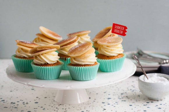 Ale babeczka! 5 inspiracji do przygotowania domowych babeczek Styl życia, LIFESTYLE - Babeczki, z ang. cupcakes, szturmem zdobyły polskie stoły? i podniebienia. Te miniciastka, które swoimi rozmiarami przypominają kubeczki (ang. cups), dzięki nieograniczonej opcji łączenia smaków, kolorów i dekoracji stały się wręcz małymi dziełami sztuki (...)
