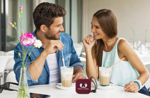 Co przyciąga, a co zniechęca płeć przeciwną? Styl życia, LIFESTYLE - Atrakcyjny wygląd to? tylko połowa sukcesu jeśli mówimy o przyciąganiu płci przeciwnej. Jakie cechy przyciągają kobiety i mężczyzn, a które wręcz przeciwnie?