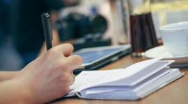 Języka obcego nauczymy się w każdym wieku Styl życia, LIFESTYLE - Języka obcego możemy nauczyć się w każdym wieku ? potwierdzają to liczne badania naukowe. Jedyne, co się zmienia wraz z upływem czasu, to sposób przyswajania wiedzy. Małe dzieci nabywają język w sposób nieświadomy, dorośli zaś wykorzystują swoje zasoby intelektualne.
