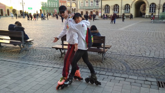 Rekord Polski dla dzieci z Przylądka Nadziei. Sztafeta 24 godziny na rolkach Styl życia, LIFESTYLE - 30 marca w samo południe na wrocławskim Rynku Agata i Wojciech Miszewscy, małżeństwo zwariowanych rolkarzy z Rolki Reggae Rajd, spróbują ustanowić rekord Polski w najdłuższej sztafecie na rolkach.