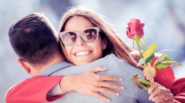 5 pomysłów na dzień kobiet Styl życia, LIFESTYLE - Dzień kobiet zwiastuje nadejście wiosny. Kwiaciarnie przeżywają jeszcze większe oblężenie niż w walentynki. Mężczyźni stają przed ciężkim zadaniem znalezienia prezentu, ale co kupić osobie, która niczego w sumie nie potrzebuje?