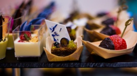 SweetTARGI z marką Deli Catering Styl życia, LIFESTYLE - Za nami jubileuszowa, dziesiąta już edycja Targów Cukierniczych, Piekarniczych i Lodziarskich SweetTARGI. Wydarzenie wsparł kulinarnie lider na rynku usług cateringowych w zakresie kulinariów eventowych, marka Deli Catering.