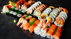 Noc Sushi w Grudziądzu Styl życia, LIFESTYLE - Otwarty w marcu bar Koku Sushi w Grudziądzu szykuje się do swojej pierwszej Nocy Sushi. Zaplanowano ją na 9 maja. To impreza, która w innych miastach ściąga setki fanów azjatyckiej kuchni, a wejściówki na nią rozchodzą się na pniu.