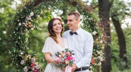 Planowanie ślubu? Bułka z masłem! 5 kroków, jak zrobić to bez zbędnych nerwów Styl życia, LIFESTYLE - Sezon ślubny w pełni! Dzień ceremonii to jeden z tych najważniejszych w życiu, ale przygotowania do niego bywają długie i często bardzo stresujące. Marka wina Oak View ma dla Was 5 porad, jak zorganizować ślub i przy tym nie osiwieć.