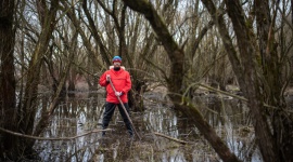 Ostatnia dzika rzeka Styl życia, LIFESTYLE - Spływ tratwą flisacką od granicy z Białorusią aż do Warszawy ? taką wyprawę planuje Łukasz Długowski, pomysłodawca ?Mikrowypraw? i założyciel Fundacji ?DZIKO?. Wyprawa ma być protestem przeciwko planowanej regulacji rzek oraz budowy kanału wzdłuż Bugu.