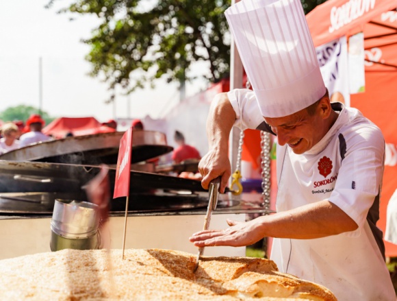 Największy burger w Polsce - nowy rekord Styl życia, LIFESTYLE - To już oficjalne ? Sokołów ustanowił nowy rekord Polski na największego burgera. Osiągnięcie zostało potwierdzone przez Biuro Rekordów. Burger został przygotowany podczas dorocznej imprezy Sokołów CUP.