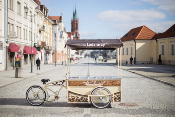 Mobilna flota Lodziarzy wyrusza na szlak Styl życia, LIFESTYLE - W parkach i na skwerach, w centrach miast i przy plażach ? designerskie wózki, riksze i ice-trucki Wytwórni Lodów Polskich ?u Lodziarzy? ponownie ruszyły w Polskę. Podlaska, mobilna flota już drugi rok z rzędu przyciąga uwagę klientów i całej lodowej branży.