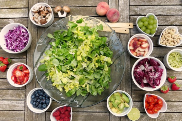 Piramida zdrowia, czyli czego warto nauczyć się od naszych przodków Styl życia, LIFESTYLE - Najnowsza wersja piramidy żywieniowej potwierdza ? biologicznie jesteśmy łowcami z sawanny, którzy najlepiej czują się w ruchu.