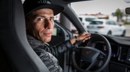Ultratriathlonista Robert Karaś pierwszym Partnerem marki CUPRA Styl życia, LIFESTYLE - Przepłynąć bez przerwy ponad 11 km, przejechać rowerem dystans między Gdynią i Rzeszowem, a na koniec przebiec 126 km. Niemożliwe? Nie dla Roberta Karasia. W jego pasji towarzyszy mu CUPRA.