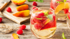 (Nie)winne orzeźwienie na upalne dni Styl życia, LIFESTYLE - Drinki tylko na bazie mocnych alkoholi? Nie tylko! Okazuje się, że wino jest doskonałym składnikiem orzeźwiających koktajli - poniższe przepisy idealnie sprawdzą się na obecne upały!