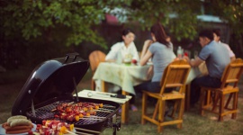 Grilluj ze smakiem, czyli proste sposoby na zdrowe grillowanie Styl życia, LIFESTYLE - Grillowanie żartobliwie uznawane jest za nasz sport narodowy, a ilu grillujących tyle sposobów, trików i złotych porad na idealnie spędzone popołudnie nad żarzącymi się węgielkami.
