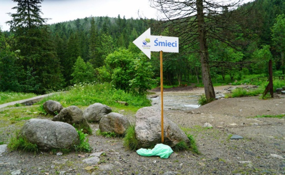 Ochronić przyrodę przed śmieciami - Czyste Tatry ekoMałopolska 2019 Styl życia, LIFESTYLE - W wakacje najpiękniejsze miejsca w Polsce przeżywają prawdziwe oblężenie, niestety nie tylko przez turystów, ale też przez pozostawiane przez nich śmieci. Nie ma lepszego sposobu na walkę z tym problemem niż edukacja, o czym przypomni projekt Czyste Tatry.