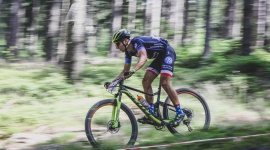 Ostatnie dni lata: Jak się ubrać na trening? Styl życia, LIFESTYLE - Ci, dla których rower i bieganie to chleb powszedni, wyznają zasadę: nie ma złej pogody na trening, jest tylko nieodpowiedni strój. A latem z pogodą bywa różnie. Zdarzają się upalne dni z temperaturą powyżej 30 stopni, a czasem? leje.