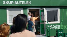 Kompania Piwowarska otworzyła skup wszystkich butelek zwrotnych po piwie. Styl życia, LIFESTYLE - Dzięki KP, w Poznaniu można zwrócić butelki po piwie. 9 sierpnia w pobliżu Lech Browary Wielkopolski został uruchomiony punkt, w którym można oddać butelkę zwrotną każdego producenta i otrzymać za nią kaucję od 0,3 zł do 0,5 zł. Po to, by rozpropagować ideę zwracania butelek.