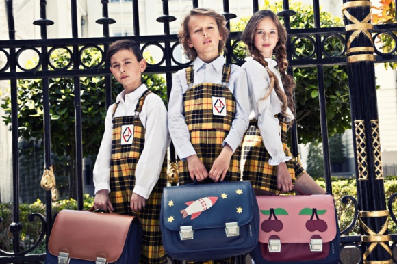 Strój i tornistry w stylu vintage. Tak właśnie teraz kształtuje się szkolna moda