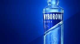 IKONA SPOTKAŃ w nowej odsłonie Styl życia, LIFESTYLE - Na myśl o ikonie przychodzi nam do głowy wiele skojarzeń ? postaci, miejsc i przedmiotów, które bezwzględnie zasługują na to miano. Wśród nich bez wątpienia jest Polska Wódka ? Wyborowa, która łączy z innymi lepiej niż niejeden smartfon ? od teraz w nowej odsłonie.
