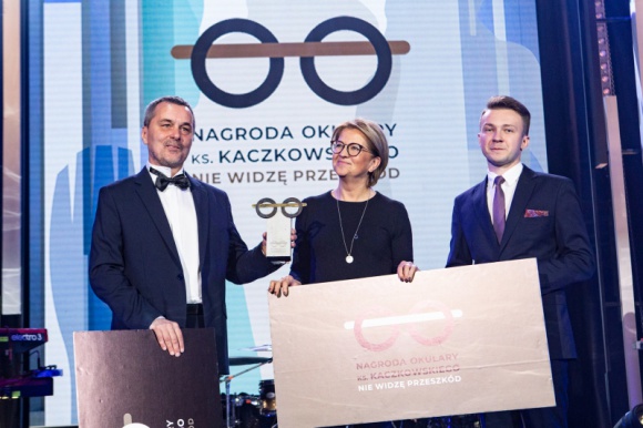 Nie widząc przeszkód, by zmieniać świat na lepsze Styl życia, LIFESTYLE - 20 września 2019 w Sopocie w Sali Koncertowej Polskiej Filharmonii Kameralnej odbyła się gala nagrody ?Okulary ks. Kaczkowskiego. Nie widzę przeszkód?. Zwycięzcą I edycji ogólnopolskiej nagrody został Paweł Grabowski, a miejsce II i III zajęli Jolanta Bobińska i Paweł Bilski.