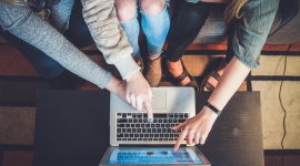 ?Somsiad ma horom curke, a jego madka lubi pieseły? ? czy Internet zagraża popra Styl życia, LIFESTYLE - Bycie online jest dzisiaj jak spanie czy jedzenie. To integralna część naszego życia. Co więcej, to właśnie w sieci tworzą się słowa, które często mają niewiele wspólnego z językiem polskim. Czy to oznacza, że Internet zagraża poprawnej polszczyźnie?