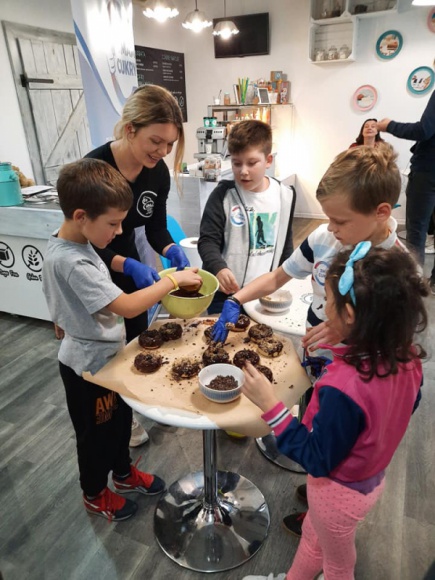Słodkie warsztaty, choć bez cukru Styl życia, LIFESTYLE - W środę popołudniu podopieczni Fundacji dla Dzieci z Cukrzycą ?3mam cukry?, podczas warsztatów w Fit Cake, uczyli się, jak przygotować deser dla diabetyków.