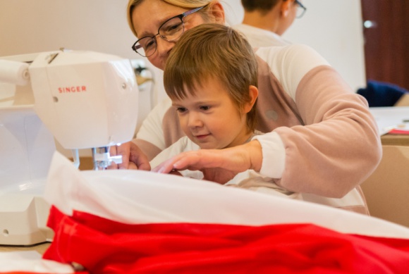 W Warszawie rozwiną najdłuższą flagę i pójdą po Rekord Polski Styl życia, LIFESTYLE - Już 11 listopada 2019 roku, w ramach obchodów Święta Niepodległości pod hasłem #REKORDNIEPODLEGŁEJ, odbędzie się oficjalna próba bicia Rekordu Polski na najdłuższą flagę narodową. Uroczyste rozwijanie flagi będzie miało miejsce na Rondzie Dmowskiego w samym sercu Warszawy.
