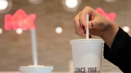 Max Premium Burgers zmniejsza zużycie plastiku w restauracjach Styl życia, LIFESTYLE - Szwedzka sieć restauracji wprowadza papierowe słomki we wszystkich restauracjach w Polsce. Wkrótce do swoich zamówień konsumenci otrzymają także drewniane mieszadełka.