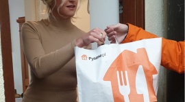 Najważniejsze są rekomendacje - jak znawcy kulinariów szukają nowych miejsc? Styl życia, LIFESTYLE - Kulinarna mapa każdego dużego miasta to niezwykle skomplikowany i wciąż zmieniający się organizm. Czym kierujemy się przy wyborze zamawianego jedzenia? Sprawdziło to Pyszne.pl przygotowując Raport Food Trendów. Cennych wskazówek dla wszystkich foodies udziela także Lara Gessler.