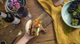 Na kulinarnym szlaku Roztocza Styl życia, LIFESTYLE - Malownicze i wciąż nieodkryte Roztocze zachwyca nie tylko bogactwem natury, ale i smaków. Region ten słynie m.in. z dań mącznych, potraw na bazie kaszy gryczanej oraz miodów i olejów. Obok doskonałej kuchni, odkryć tu można również bogate tradycje winiarskie.