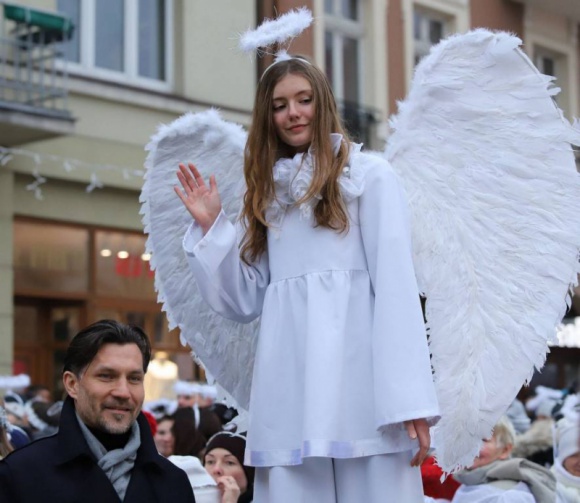 Podczas VIII Wigilii na Kaliskim Rynku po raz kolejny będą bić Rekord Polski Styl życia, LIFESTYLE - W tym roku, już 8 grudnia 2019 roku odbędzie się oficjalna próba bicia Rekordu Polski na najwięcej osób przebranych za anioły!