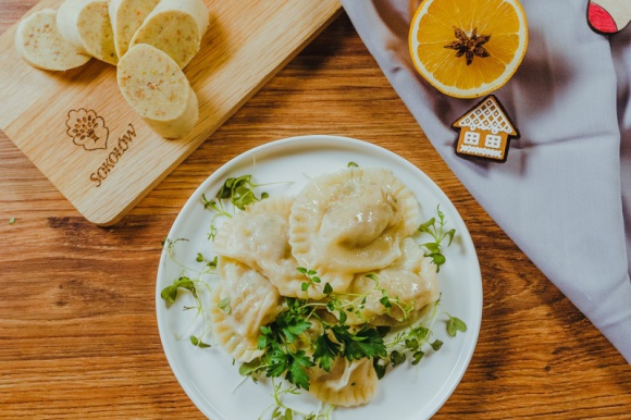 Święta pełne dobrego smaku Styl życia, LIFESTYLE - Trudno wyobrazić sobie Boże Narodzenie bez wyjątkowych smaków i aromatów. Smakowite, tradycyjne dania są nieodłącznym elementem rodzinnych, uroczystych spotkań. Sokołów inspiruje do przygotowania potraw, które zachwycą gości znakomitym smakiem i efektowną prezentacją.