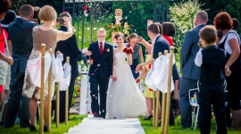 Wesele w amerykańskim stylu - czyli Ameryka coraz bliżej. Styl życia, LIFESTYLE - ?American wedding? to nowy trend, którym interesuje się coraz większe grono narzeczonych. Zniesienie obowiązku posiadania wiz sprawiło, że wielu Polaków mocniej zainteresowało się kulturą amerykańską, planując w niedalekiej przyszłości odwiedzenie tego kraju.