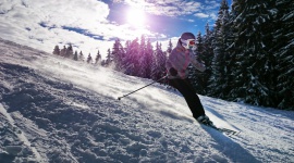 10 przykazań narciarza i snowboardzisty. Jak się przygotować? Styl życia, LIFESTYLE - Ferie zimowe, a wraz z nimi sezon narciarski w pełni. Choć za oknem kilka stopni na plusie, górskie stoki są już przygotowane dla miłośników białego szaleństwa. Jak odpowiednio przygotować się do jazdy, aby nie nabawić się urazu? Warto poznać 10 zasad!