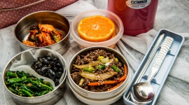 Czym się kierować przy wyborze cateringu dietetycznego Styl życia, LIFESTYLE - Choroba, alergie i nietolerancje pokarmowe, chęć redukcji masy ciała, ciąża, brak czasu ? ile osób, tyle powodów, dla których sięgamy po catering dietetyczny.