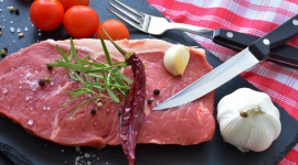 Czy podatek od mięsa wyszedłby nam na zdrowie? Styl życia, LIFESTYLE - Na początku lutego stowarzyszenie TAPPC zaproponowało wprowadzenie w Unii Europejskiej podatku od produktów odzwierzęcych, który miałby doprowadzić do zmniejszenia ich spożycia. Wszystko w trosce o dobrostan nasz i naszej planety.