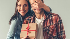 Kiedy chłopcy noszą bokserki, mężczyźni noszą SAXXy Styl życia, LIFESTYLE - O ile wskazanie terminu Dnia Kobiet nie sprawia większości z nas problemu, tak podanie daty święta płci przeciwnej, może okazać się problemem. Dzień Chłopaka we wrześniu czy może Dzień Mężczyzny w marcu? Dwie dość odległe daty? (...)