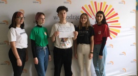 KORONAWIRUS. Szkolni wolontariusze gotowi do pomocy Styl życia, LIFESTYLE - Wolontariusze ze szkolnego koła wolontariatu Zespołu Szkół Społecznych Fundacji Edukacji ?Fabryczna 10? organizują się, by pomagać osobom potrzebującym także w trudnych czasach epidemii. I są gotowi wspierać ich na różne sposoby.
