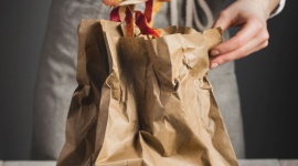 Co wrzucać do brązowego pojemnika na bioodpady? Styl życia, LIFESTYLE - Do żółtego kontenera wrzucamy plastik i metale, do zielonego ? szkło, do niebieskiego ? papier. A co do pojemnika brązowego?