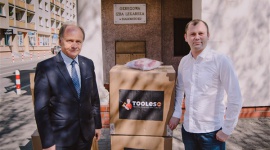 Tooles wspiera lekarzy w walce z koronawirusem Styl życia, LIFESTYLE - Lekarze, pielęgniarki, sanitariusze i ratownicy medyczni ? to oni w tym trudnym czasie są najbardziej narażeni na zakażenie koronawirusem, stojąc na pierwszej linii walki z chorobą.