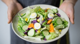 Sałatkowe inspiracje z przyprawami Vegeta Natur Styl życia, LIFESTYLE - Nadejście wiosny to idealny moment, w którym warto zadbać o swój codzienny jadłospis. Sklepy są pełne kolorowych i pysznych warzyw, które właśnie o tej porze roku smakują najlepiej.