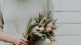 Zarażaj optymizmem ? 5 zasad pozytywnej osobowości Psychologia, LIFESTYLE - Domowa kwarantanna sprzyja refleksji nad własnym życiem. Zastanawiamy się, jak zadbać o swoje zdrowie oraz bezpieczeństwo własne i bliskich. To również idealny czas na zmiany w dotychczasowych nawykach. Jak zachować wysoki poziom energii do życia, będąc w izolacji?