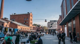 Nowy sezon w odmienionej przestrzeni w Centrum Praskim Koneser Styl życia, LIFESTYLE - Centrum kulturalno-rozrywkowe na warszawskiej Pradze, zapowiada aktywności na kolejny sezon. Ogólnodostępny Plac Konesera zaoferuje większe ogródki restauracyjne i nową aranżację trenów zielonych.