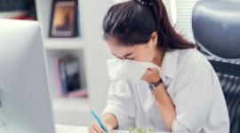 Home office z alergią w tle Czyli jak pracować, kiedy za oknem pyli? Styl życia, LIFESTYLE - Praca w domu wymaga samozaparcia, organizacji czasu oraz odpowiedniego planu. Niekiedy najbardziej przeszkadzają nam w niej nie domowe sprawy, ale? alergia.