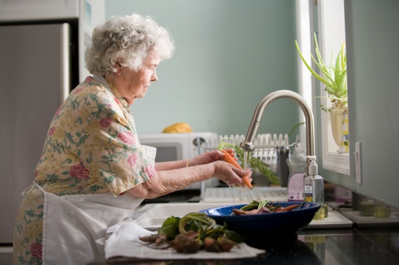 Aż 63 proc. seniorów twierdzi, że nie potrzebuje pomocy podczas kwarantanny Styl życia, LIFESTYLE - Z najnowszej ankiety FH DOM wynika, że seniorzy podczas kwarantanny nie potrzebują pomocy bliskich, w większości zadań radzą sobie sami.