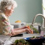 Aż 63 proc. seniorów twierdzi, że nie potrzebuje pomocy podczas kwarantanny