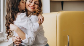 Jak zorganizować idealny Dzień Matki? Styl życia, LIFESTYLE - 26 maja to w Polsce niezwykły dzień i z tej okazji warto zorganizować dla mam coś naprawdę wyjątkowego. Pokażmy im, jak bardzo są dla nas ważne i przygotujmy prezent od serca!