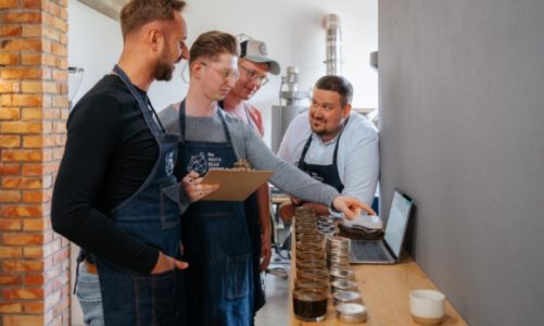 Parapetówka w palarni i akcja "Kawa za kwiatek"