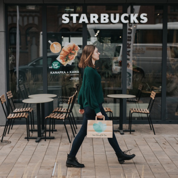 Starbucks walczy z marnowaniem żywności ? teraz w całej Polsce Styl życia, LIFESTYLE - Wraz z ponownym otwarciem kawiarni Starbucks w opcji na wynos, od 4 maja w aplikacji Too Good To Go dostępne są wszystkie lokale działające na terenie całego kraju.