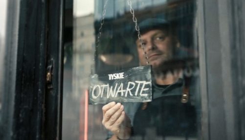 Tyskie w nowym spocie świętuje powrót przejść na TY w pubach