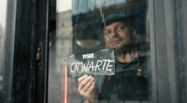 Tyskie w nowym spocie świętuje powrót przejść na TY w pubach Styl życia, LIFESTYLE - 8 czerwca ruszyła nowa kampania marki Tyskie ?Ważne, że znów przechodzimy na Ty?. Idei spotu przyświeca otwarcie na nowo pubów, a towarzyszy mu motyw przewodni piosenki Marka Grechuty.